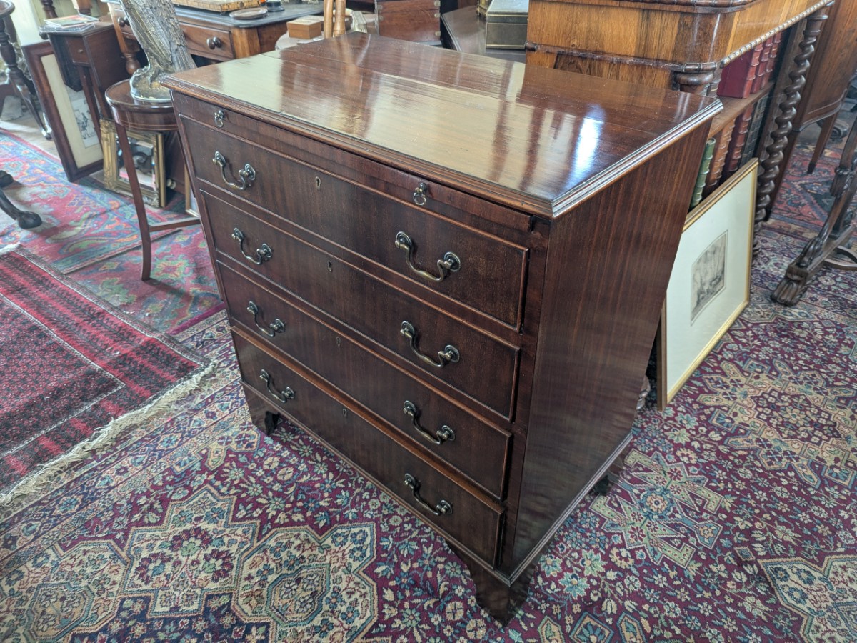 Georgian Mahogany Batchelors Chest
